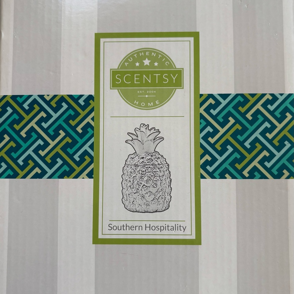 Scentsy Southern Hospitality Pineapple Warmer in Green and Blue Brand New